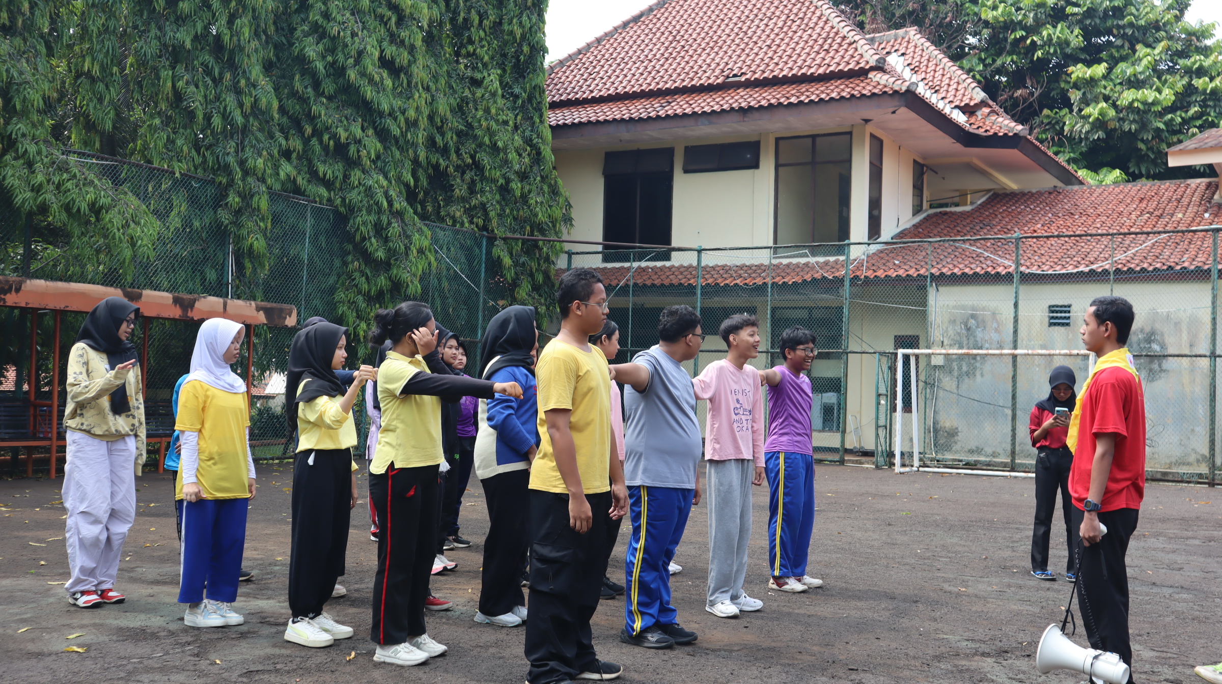 PELATIHAN PMR UNTUK MENINGKATKAN KESIAPSIAGAAN DAN KEPEDULIAN SIS